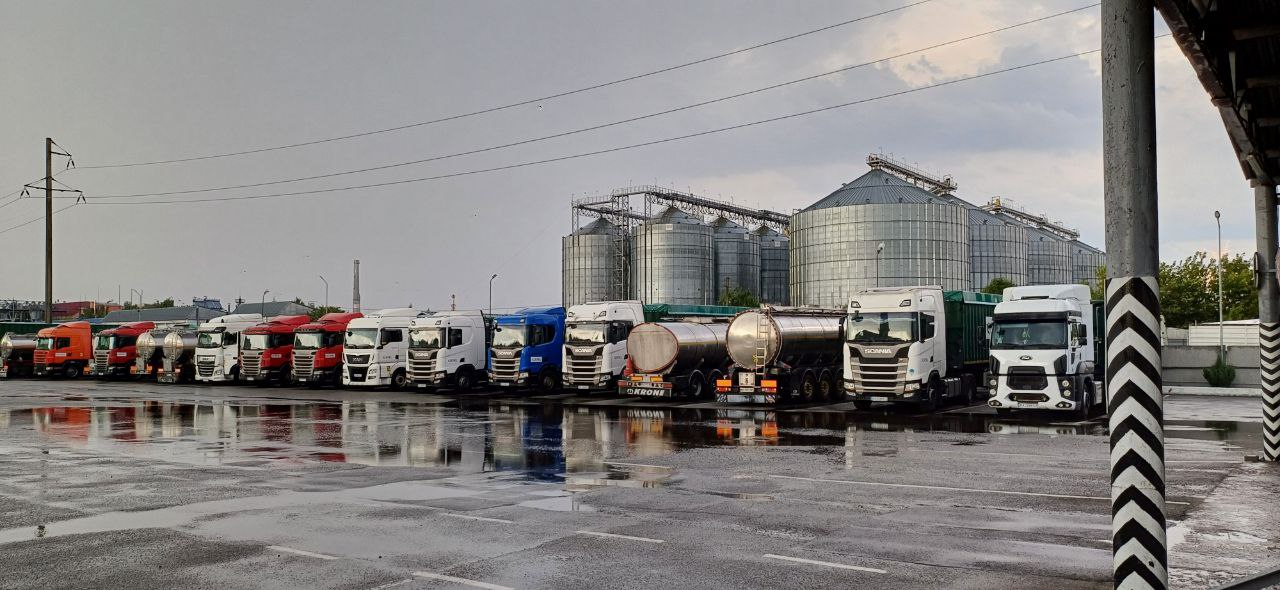 Автопарк транспортної компанії